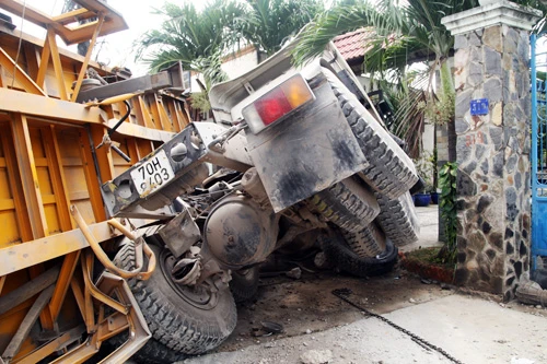 "May mắn phần rơ-mooc của xe bị lật ngang xuống đường nên kéo chiếc container dừng lại kịp thời, nếu không đầu xe đã đâm sập cổng ngôi biệt thự", mộtdân phòng nói. tai-nan-1-9001-1388896786.jpg