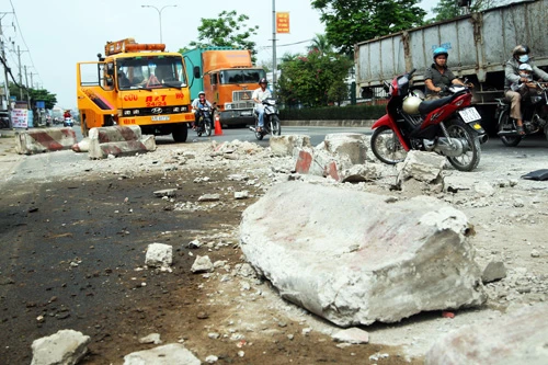 Thời điểm này đường vắng nên không ai bị thương, tài xế bị xây xát nhẹ. Trong ảnh là đoạn phân cách bị xe container cày nát. tai-nan-2-7400-1388896786.jpg