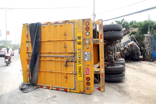 Thùng xe bị lật nằm chắn ngang đường dành cho xe máy. Lực lượng dân phòng được huy động đến bảo vệ hiện trường và phân luồng giao thông. tai-nan-3-6390-1388896786.jpg