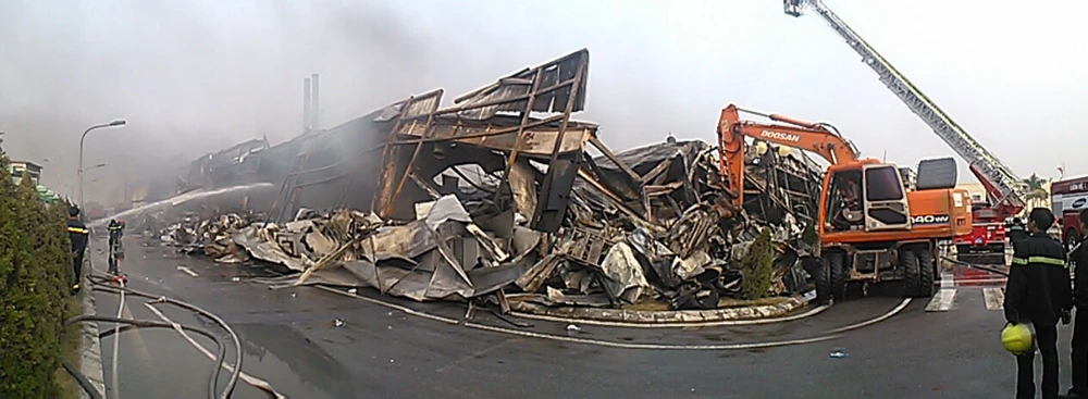 Cháy lớn thiêu rụi xưởng sản xuất phụ kiện Samsung ảnh 1