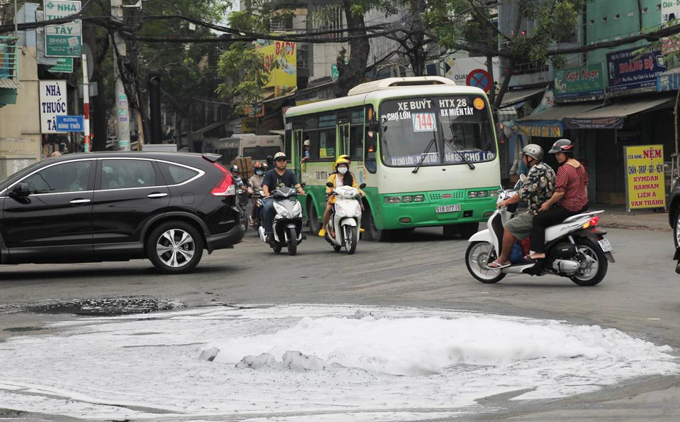 Bọt tuyết lạ xuất hiện trên phố ảnh 1 Bọt tuyết lạ xuất hiện trên phố ảnh 1