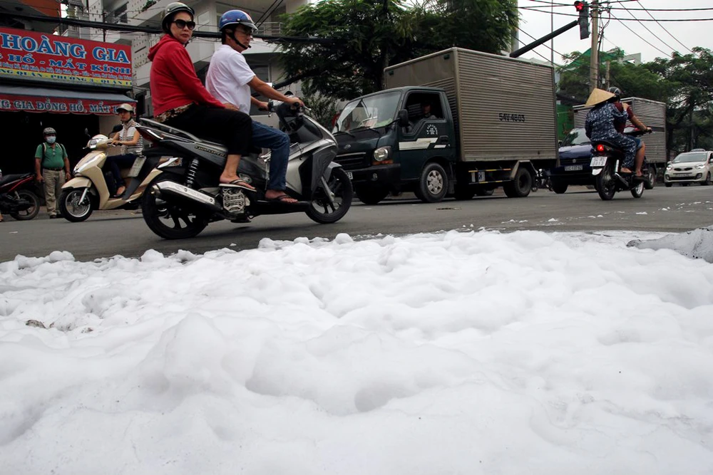 Bọt tuyết lạ xuất hiện trên phố ảnh 2 Bọt tuyết lạ xuất hiện trên phố ảnh 2