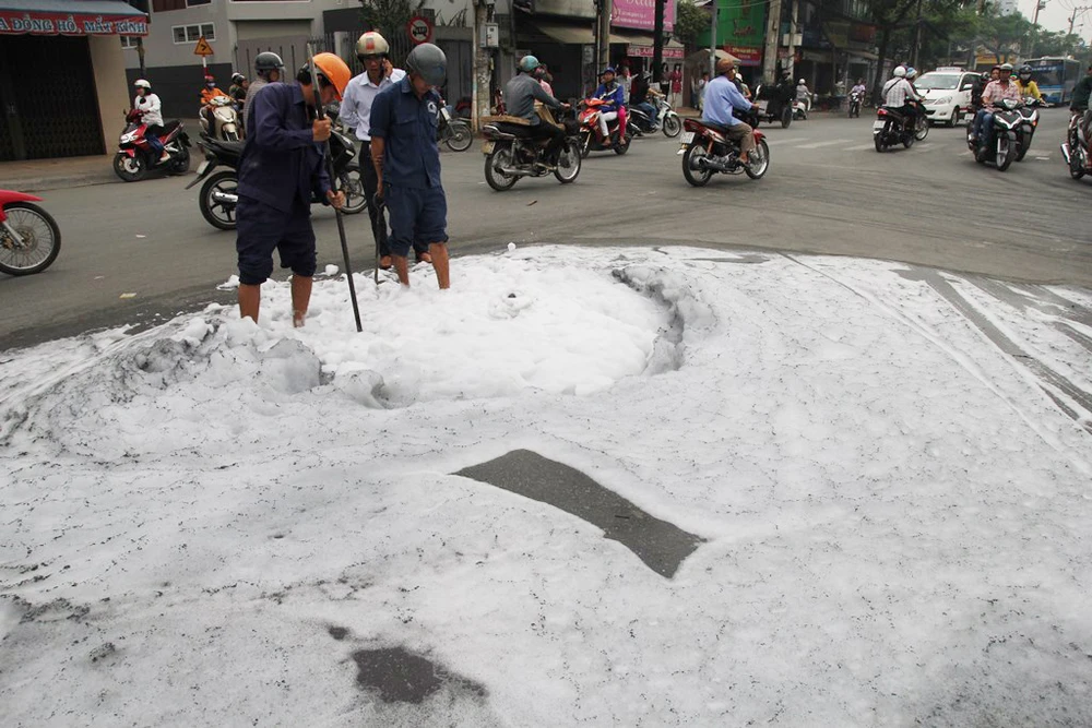 Bọt tuyết lạ xuất hiện trên phố ảnh 3 Bọt tuyết lạ xuất hiện trên phố ảnh 3