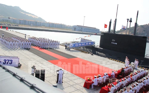 Toàn cảnh buổi lễ tiếp nhận Tàu ngầm HQ-182 Hà Nội. Đô đốc Nguyễn Văn Hiến, Ủy viên TƯ Đảng, Thứ trưởng Bộ quốc phòng-Tư Lệnh Hải quân trao quốc kỳ cho đại diện cán bộ, thủy thủ Tàu ngầm HQ-182 Hà Nội Trung tá Nguyễn Văn Quán, Thuyền trưởng và trung tá Phạm Quang Hoan, Chính trị viên Tàu ngầm HQ-182 Hà Nội kéo cờ trên đài chỉ huy tàu. Đô đốc Nguyễn Văn Hiến, Ủy viên TƯ Đảng, Thứ trưởng Bộ quốc phòng-Tư Lệnh Hải quân giao nhiệm vụ cho thuyền trưởng Tàu ngầm HQ-182 Hà Nội. Lá cờ Tổ quốc và cờ Hải quân tung bay trên đài chỉ huy của Tàu ngầm HQ-182 Hà Nội.