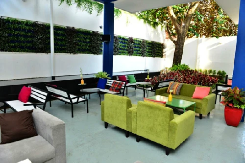 Nằm trong khu đất rộng chừng 500m vuông giữa vùng trũng của những quán cafe sân vườn bậc nhất Sài Gòn, TEE Cafe như đã chấm thêm một dấu rất khác trên bản đồ cafe của giới thưởng ngoạn. Với lối kiến trúc và bố cục trẻ trung kết hợp sự thông minh, đơn giản đến bất ngờ trong từng chi tiết, TEE Cafe tạo cho bạn cảm giác nhẹ nhàng, vừa phải nhưng không kém phần thú vị ở từng góc nhìn. Thật là khó để miêu tả nhiều hơn, TEE Cafe mong muốn các bạn hãy đến thử một lần và cảm nhận theo cách riêng của mình nhé.