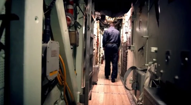 Phần lớn các khu vực trên tàu ngầm đều rất chật hẹp và hành lang cũng không phải ngoại lệ.