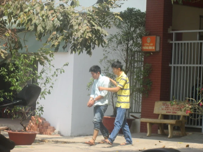 Bắt nóng đối tượng trộm xe máy ảnh 1