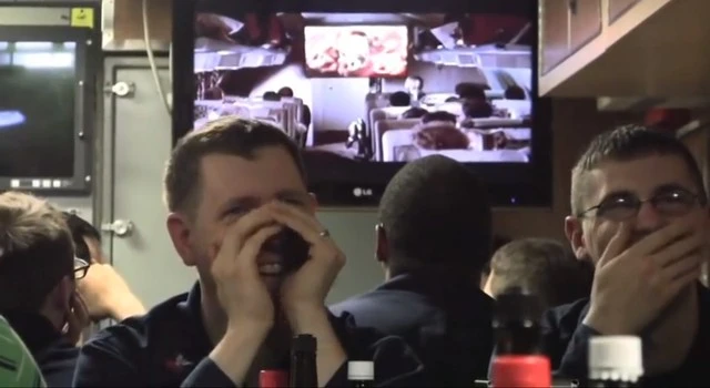 Vào thời gian rảnh rỗi, các binh sĩ thường tập trung tại phòng sinh hoạt chung, với tivi và khoảng 400 bộ phim để họ giải trí.