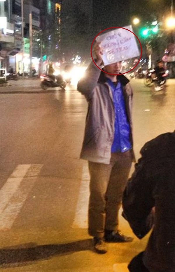 Xôn xao về chàng trai làm 'biển báo sống' giữa phố Hà Nội ảnh 1