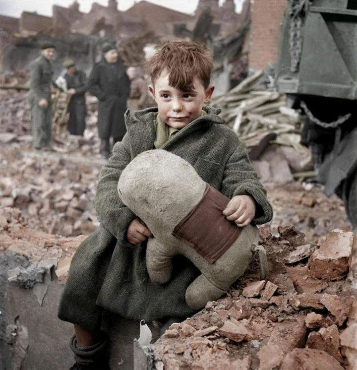ffed toy animal. London 1945...