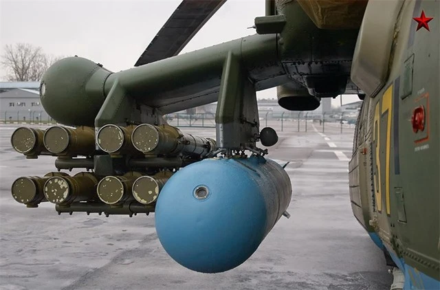 Đối với trực thăng Mi-28N, nó có thể mang được tổng cộng 16 ống phóng đạn tên lửa dẫn đường chống tăng Ataka ở hai bên cánh (mỗi bên 8 ống phóng).