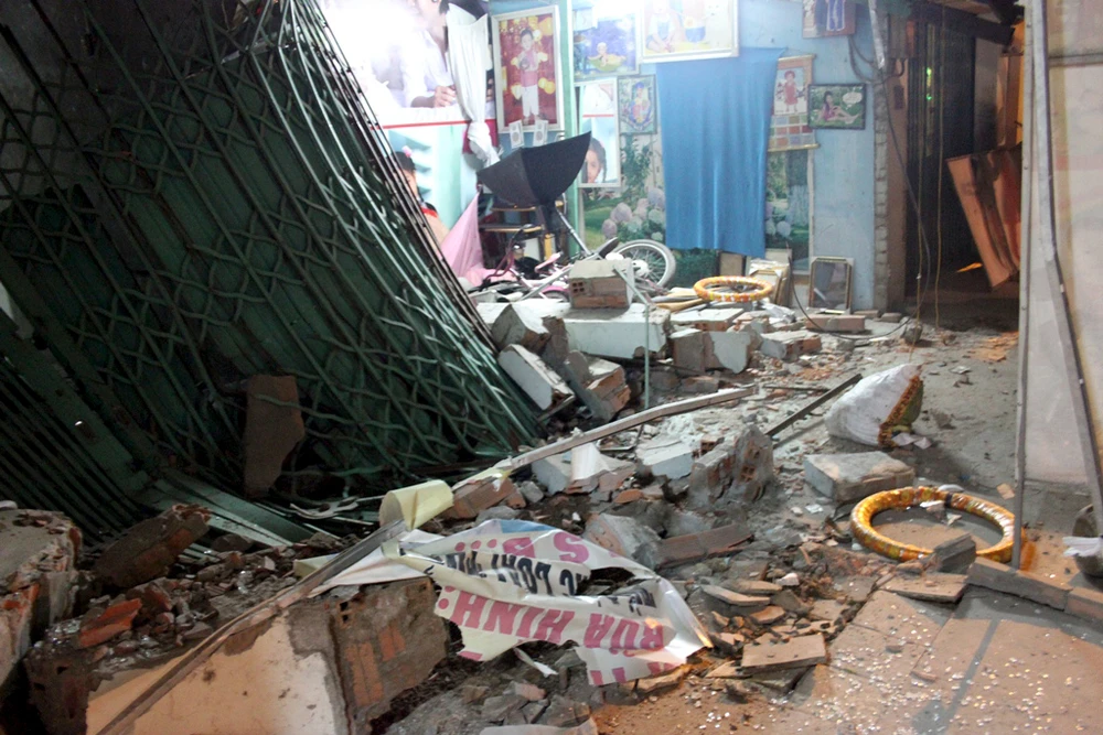 Tài xế ngủ gật, ủi sập nhà dân. ảnh 1