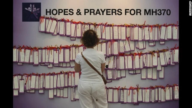 Hình ảnh người thân hành khách MH370 đau đớn khi nghe tin dữ ảnh 11