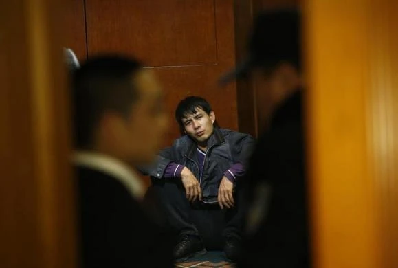 Hình ảnh người thân hành khách MH370 đau đớn khi nghe tin dữ ảnh 13