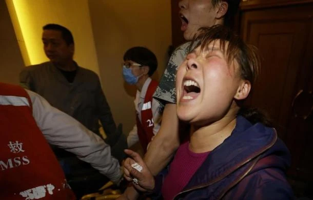 Hình ảnh người thân hành khách MH370 đau đớn khi nghe tin dữ ảnh 12