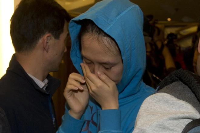 Hình ảnh người thân hành khách MH370 đau đớn khi nghe tin dữ ảnh 9