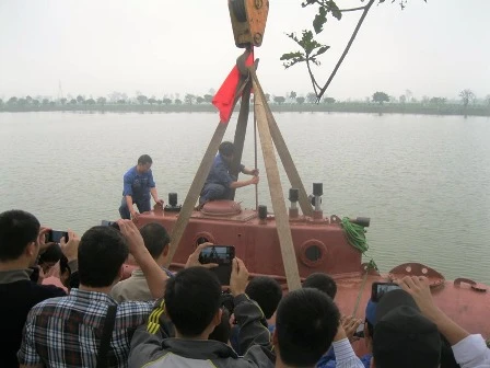 Đưa tàu ngầm mi ni Trường Sa xuống hồ để chạy thử nghiệm.