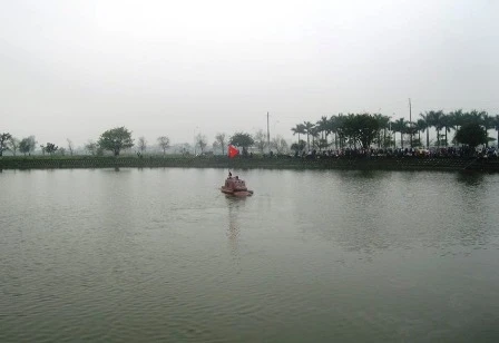 Tàu chạy thử nghiệm quanh hồ.