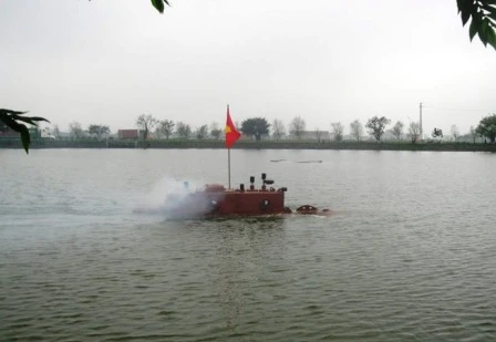 Tàu chạy thử nghiệm quanh hồ.