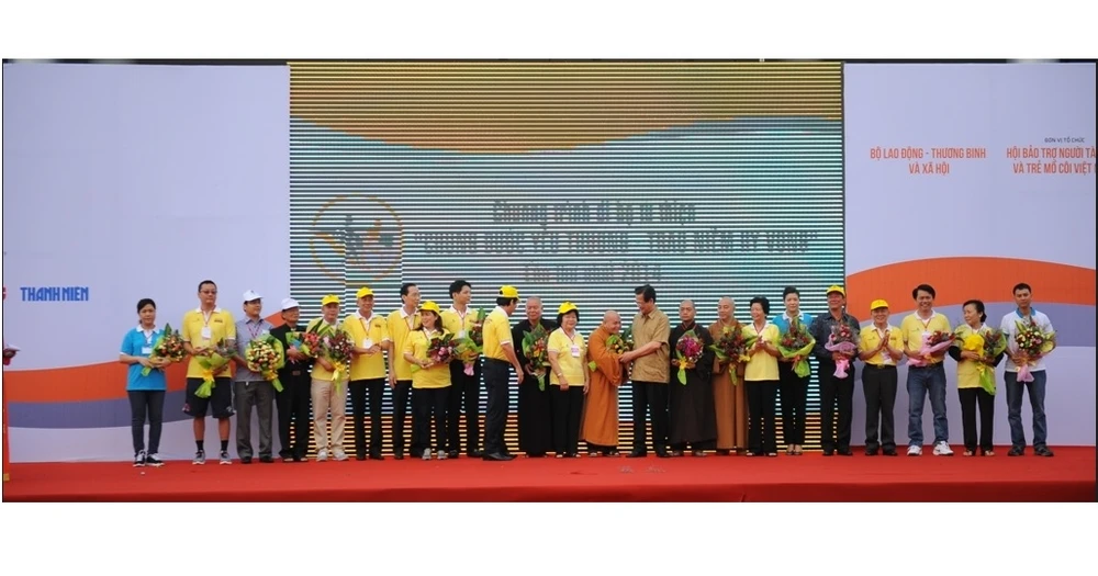 Thủ tướng Nguyễn Tấn Dũng "chung bước yêu thương" vì người khuyết tật ảnh 4