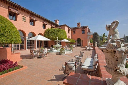 Căn nhà có hình chữ H và là sự kết hợp giữa phong cách kiến trúc Tây Ban Nha và Italy.