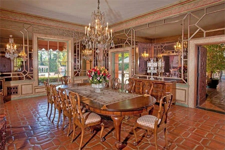 Phòng ăn chính trong dinh thự. Khu vực tổ chức tiệc ngoài trời có đủ chỗ cho 400 người.