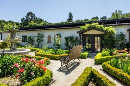 Không gian ngoài vườn đầy ắp màu xanh