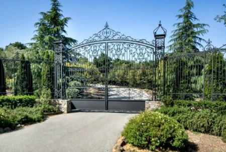 Cả khu đất có tường bao kín, cổng cùng một lối vào dài, đảm bảo sự riêng tư