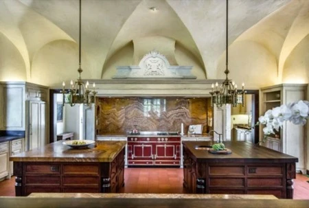Nhà bếp cũng quá sang trọng và lộng lẫy