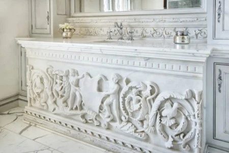 Phòng tắm cũng có nhiều chi tiết được chạm khắc tinh tế