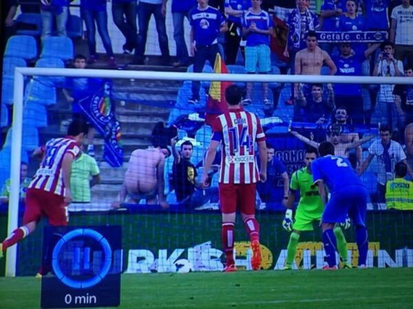 Cổ động viên tụt quần "ám quẻ" khiến Costa đá hụt 11m ảnh 1