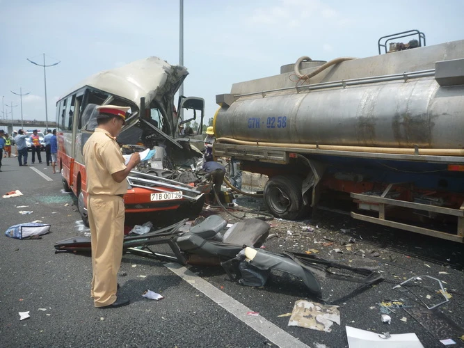 Tai nạn thảm khốc trên đường cao tốc, 4 người chết ảnh 1