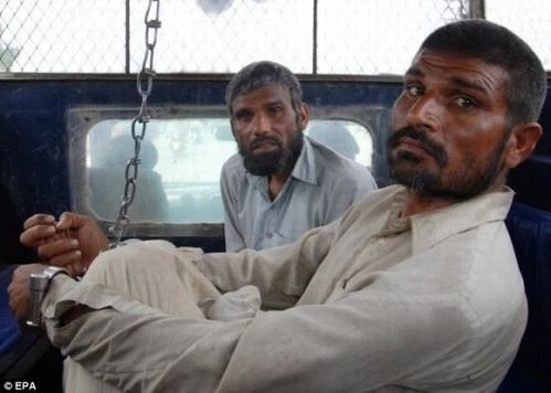 Rùng mình hai kẻ ăn thịt hơn 100 người chết ở nghĩa trang địa phương