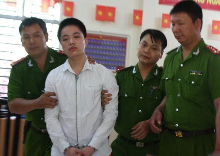 Tưởng bị “nhìn đểu” đâm chết người ảnh 1