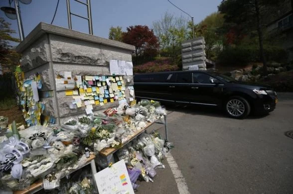 Đau xót viếng bàn thờ chung của hàng trăm học sinh chìm phà ảnh 14