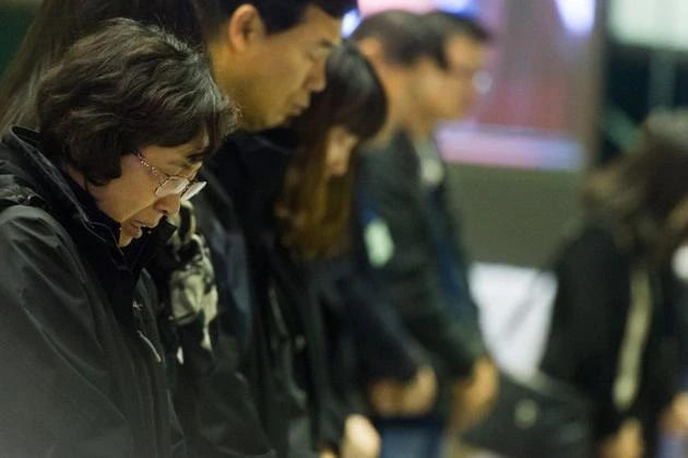 Đau xót viếng bàn thờ chung của hàng trăm học sinh chìm phà ảnh 5