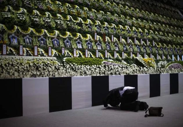 Đau xót viếng bàn thờ chung của hàng trăm học sinh chìm phà ảnh 9