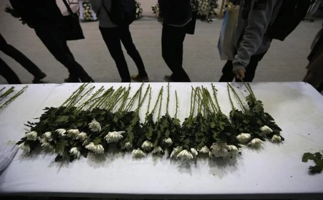 Đau xót viếng bàn thờ chung của hàng trăm học sinh chìm phà ảnh 10