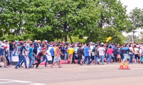 Cùng thời điểm đó các khu vực khác, khán giả đã đạp đổ những hàng rào lưới B40 tràn vào giữa làn đường. 33-1206-1398611954.jpg