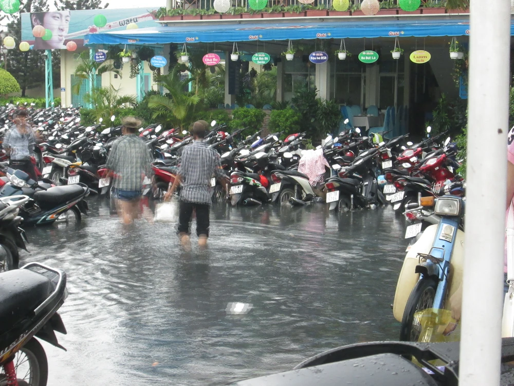 Dân đi chơi lễ bì bõm lội nước ảnh 5