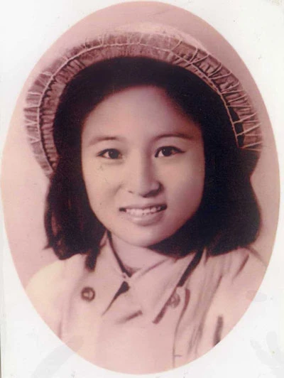 Y tá Vũ Thị Nhâm, 22 tuổi, rạng rỡ trong bộ quân phục đầu tiên trước khi vào chiến trường <a href='https://plo.vn/tu-khoa.html?q=Điện Biên' title='Điện Biên'>Điện Biên</a>