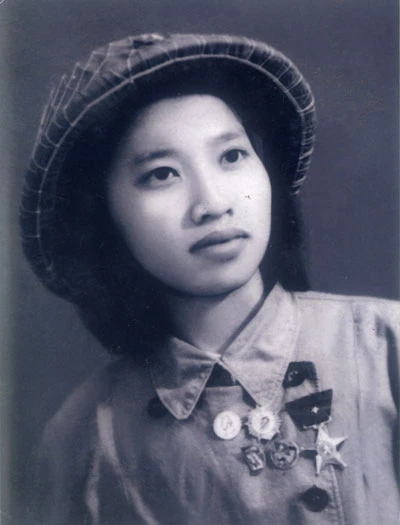 Y tá Phạm Thị Tín, 21 tuổi, người Hà Nội. Bà bị đau mắt đơn vị cho ở lại vẫn quyết tâm đi chiến đấu