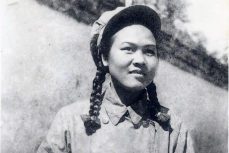 Y tá Nguyễn Thị Hồng Minh, 20 tuổi, từ một nữ sinh Hà Nội đầy bỡ ngỡ đã trở thành nữ chính trị viên