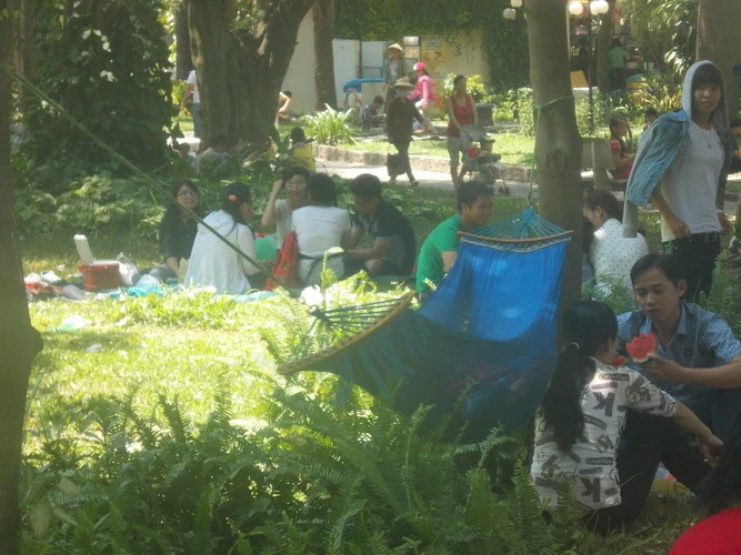 Trời nắng đẹp, người dân TP.HCM nô nức chơi lễ ảnh 4