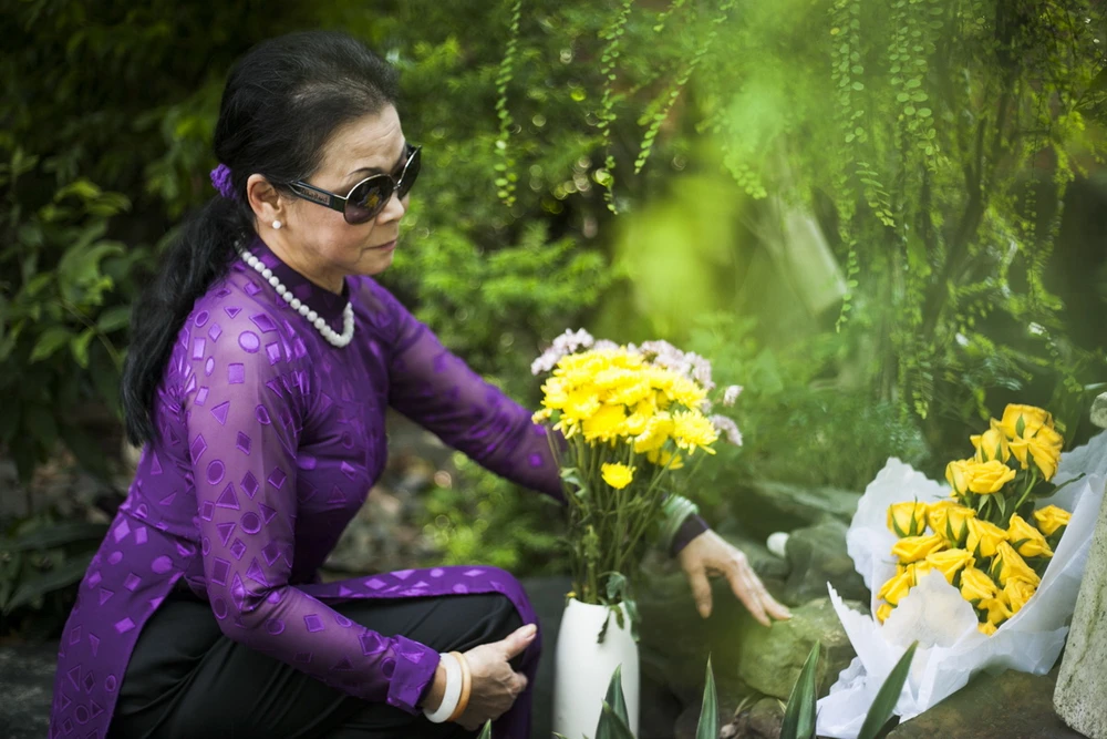 Chùm ảnh ca sĩ Khánh Ly viếng mộ Trịnh Công Sơn ảnh 5