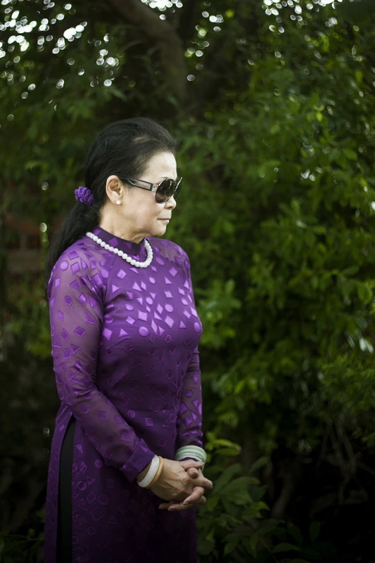 Chùm ảnh ca sĩ Khánh Ly viếng mộ Trịnh Công Sơn ảnh 10