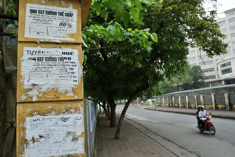 Tín chấp dành ưu tiên cho sinh viên trên trụ một cổng trường ĐH Bách Khoa.