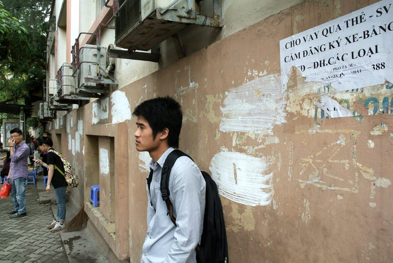 Quảng cáo cho sinh viên vay tiền trên một cây rút tiền tự động cạnh cổng ký túc xá ĐH Xây dựng.