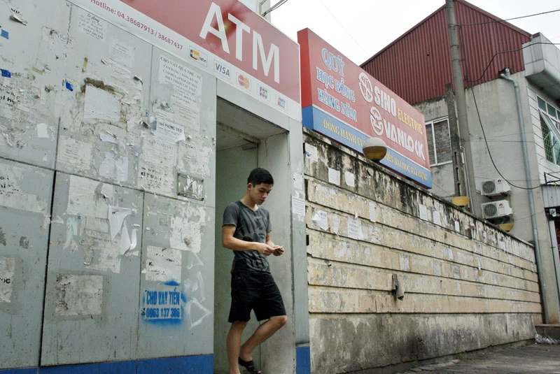 Quảng cáo cho sinh viên vay tiền trên một cây rút tiền tự động cạnh cổng ký túc xá ĐH Xây dựng.