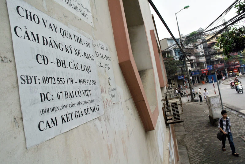 Cây rút tiền tự động trong con ngõ trên đường vào khu giảng đường ĐH KTKTCN.